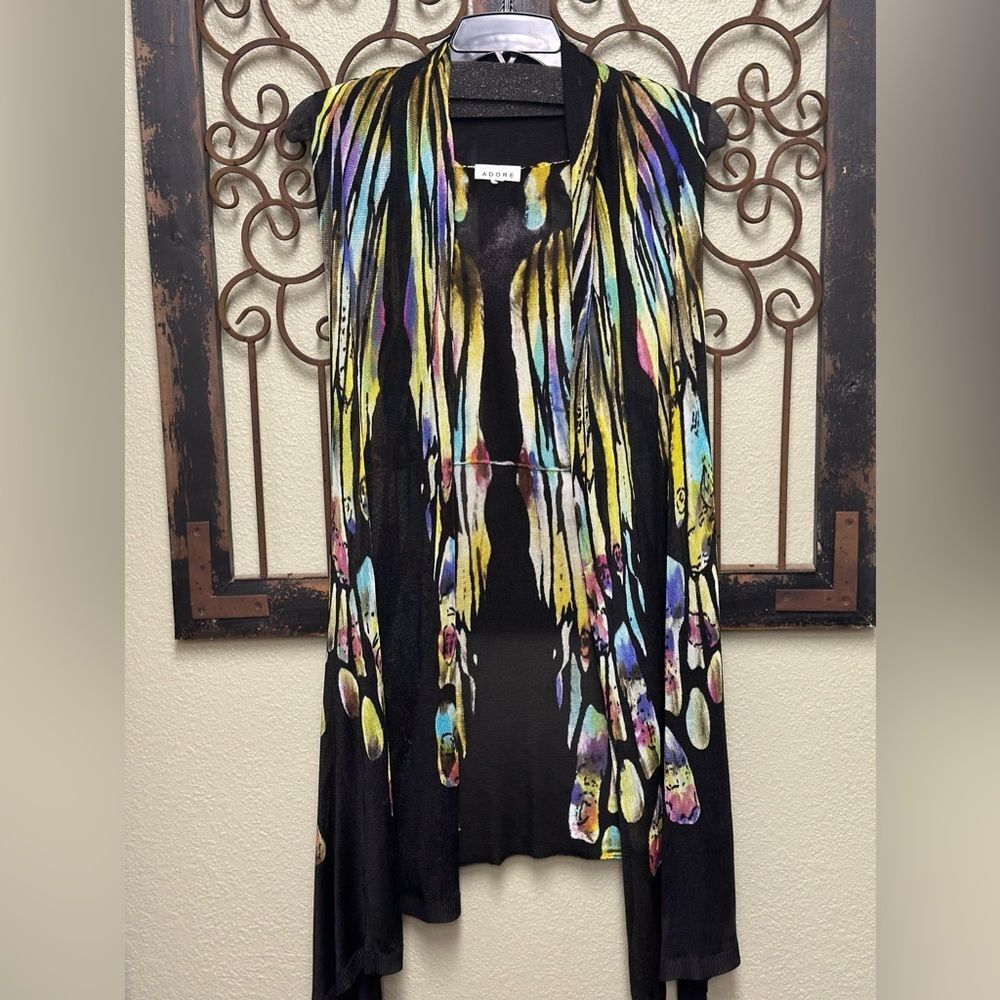 Adore black open front sleeveless snakebite tunic w/watercolor wing print